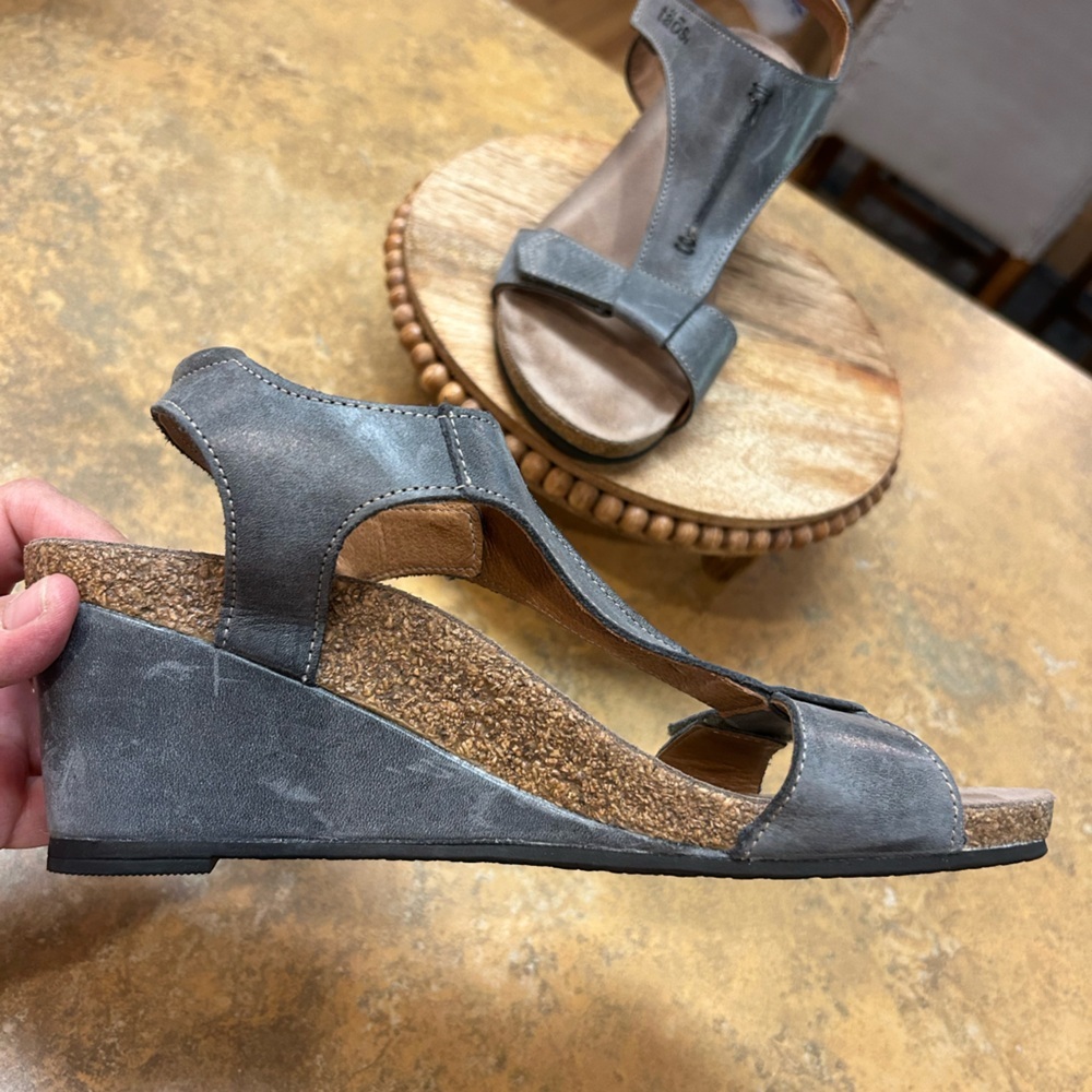 Taos Footwear Gray Leather T-Strap Sandals - Picture 6 of 12